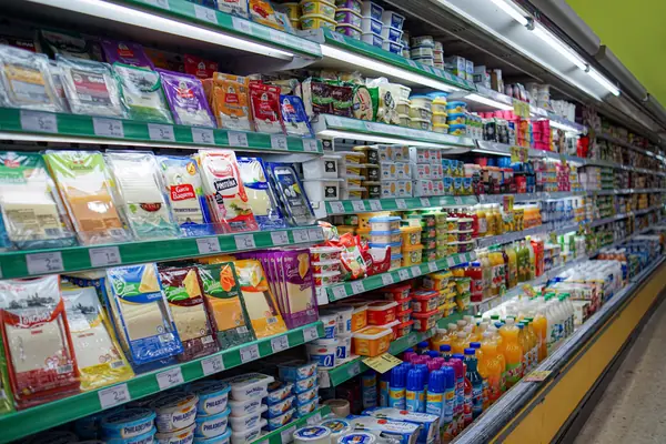 Gôndola refrigerada de supermercado com laticínios e bebidas embalados